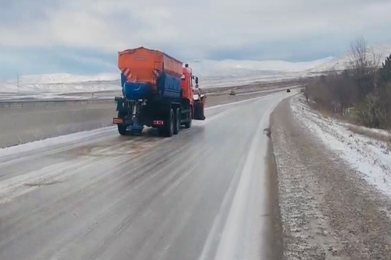 Qobustanda qəza nəticəsində bağlanan yol açıldı - YENİLƏNİB