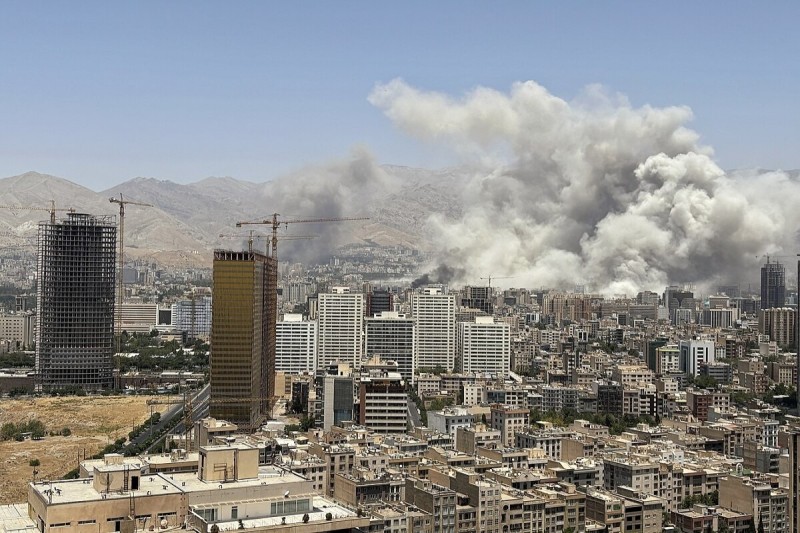 Tehranda hərbi-dəniz obyektlərinə zərbələr endirilib