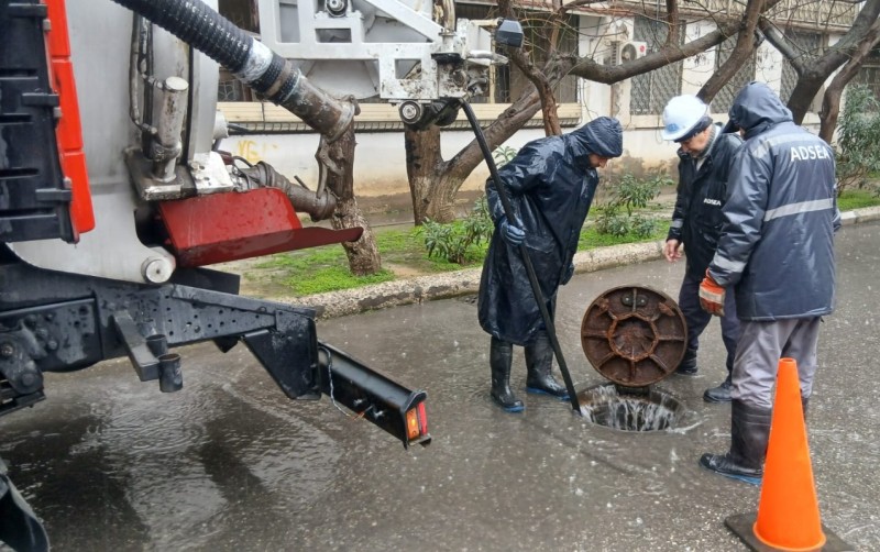 İki küçənin kəsişməsindəki ərazi yağış sularından təmizlənir - Video