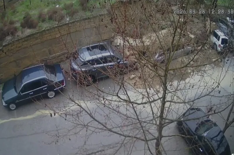 Bakıda hasar aşdı: avtomobillər altında qaldı - VİDEO