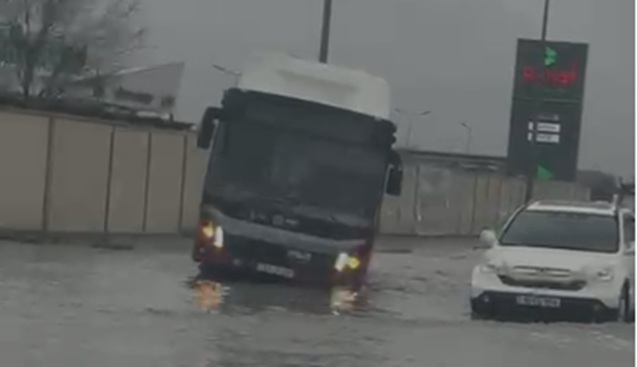 “Bakubus” avtobusu yolda qaldı - Video
