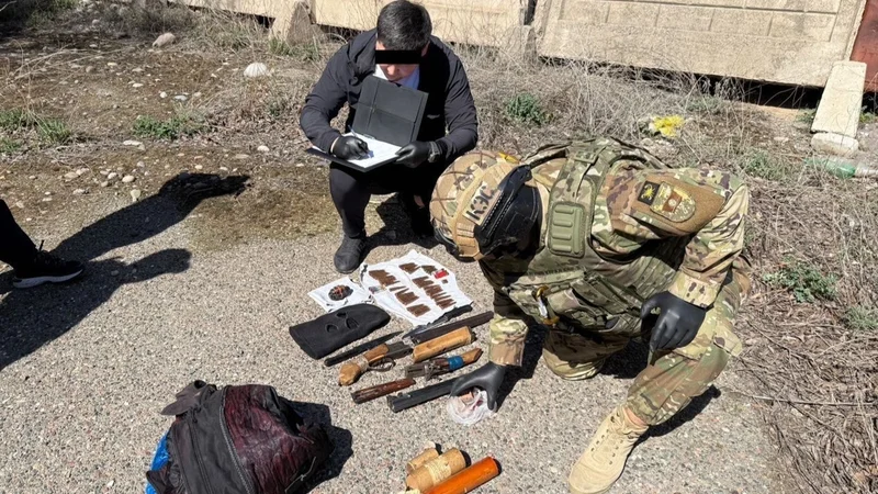 Cinayətkar qrupa məxsus silah anbarı aşkarlandı - Qırğızıstanda