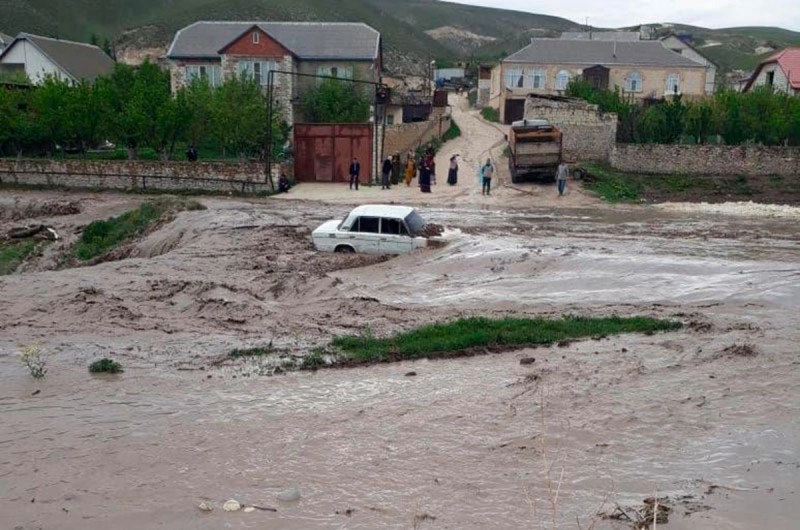 800-dən çox ev su altında qaldı 
