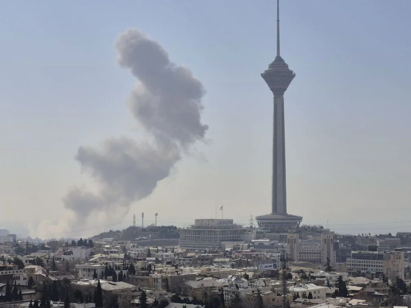 İranda dini kompleks vuruldu - Ölənlər var