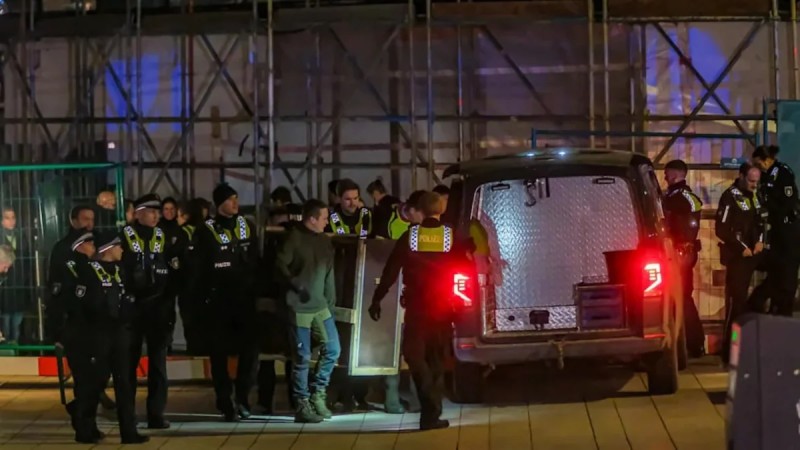 Almaniyada şəhər mərkəzində qadını canavar dişlədi - FOTO