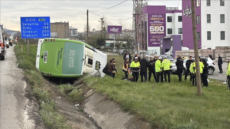 Şagirdlərlə dolu mikroavtobus aşdı - yaralılar var