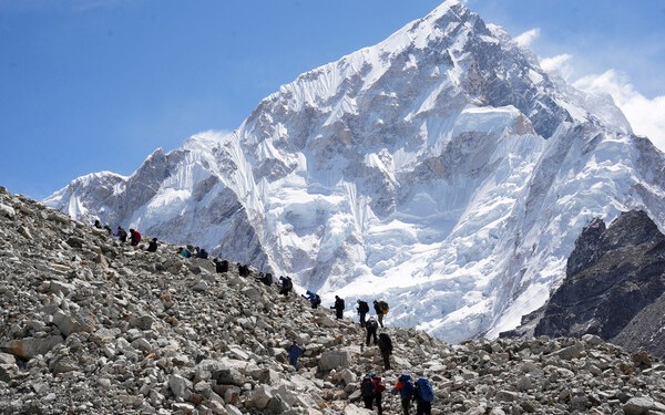 Turistləri zəhərləyib, sonra xilas edirlər - Everestdə qalmaqal