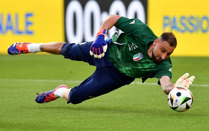 Federasiyanın binasına yumurta atdılar