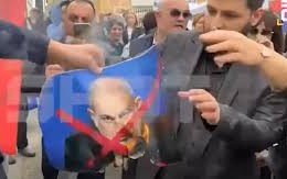 Moskvada Paşinyanın şəklini yandırdılar - VİDEO