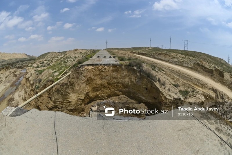 Bakının bir qəsəbəsi blokada şəraitində: Körpü uçdu, xəstələr... - VİDEO