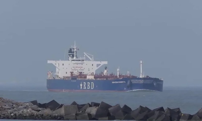 Qətər yaxınlığında tankerə mərmi düşüb 