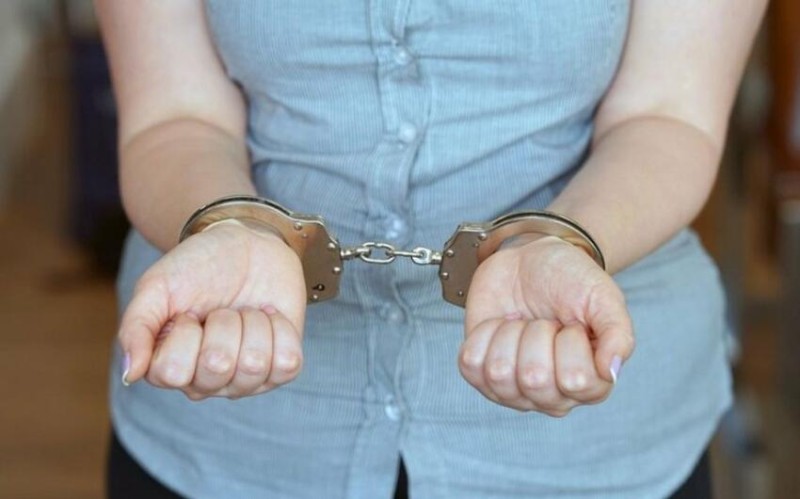 40 yaşlı qadın oğurluq etdi - Saxlanıldı