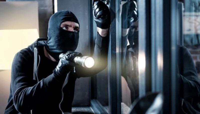 12000 manatlıq mobil telefon oğurlandı - VİDEO