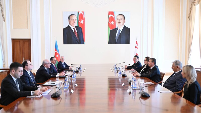 Əli Əsədov Şimali Kiprin Baş naziri ilə görüşdü 