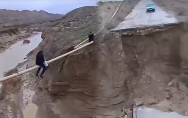 Qaradağda yolu sel apardı - Belə keçirlər - VİDEO