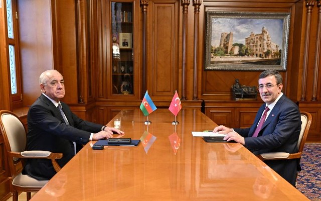 Əli Əsədov Cevdet Yılmazla görüşdü