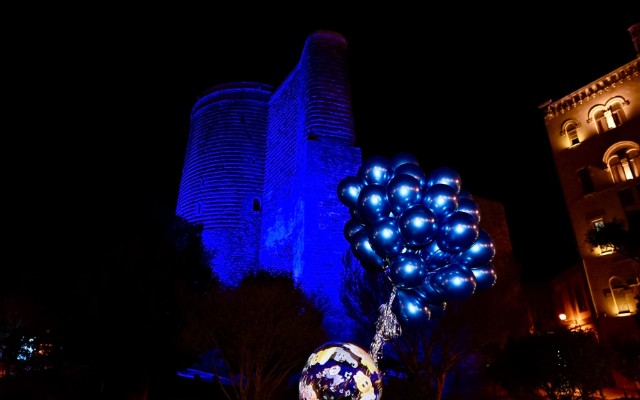 Bakı maviyə büründü - FOTOLAR