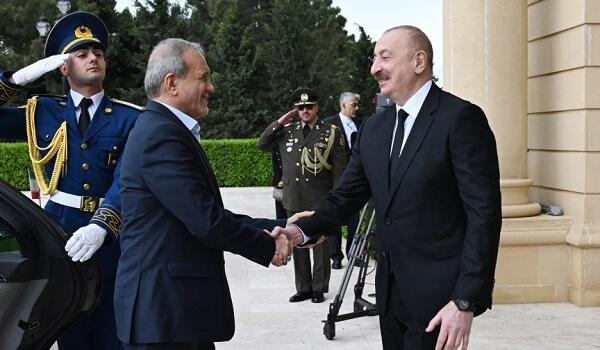 Pezeşkian Əliyevə zəng etdi