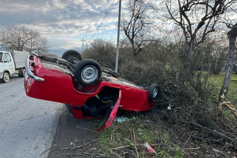 Balakəndə avtomobil aşdı