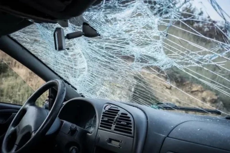 Gəncədə minik maşını mağazaya çırpılıb