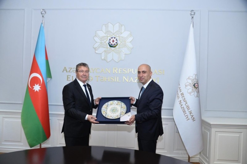 Emin Əmrullayev Şimali Kiprin Baş naziri ilə görüşdü