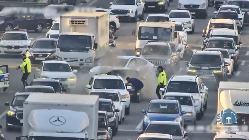 Avtomobil yolun ortasında yandı - VİDEO