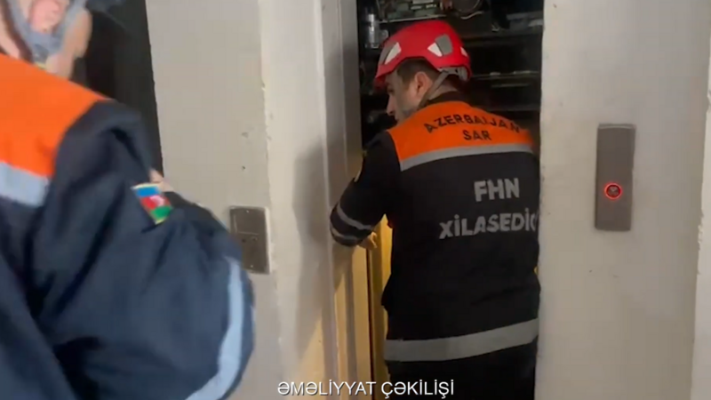 Liftdə köməksiz vəziyyətdə qalan şəxs belə xilas edildi - VİDEO