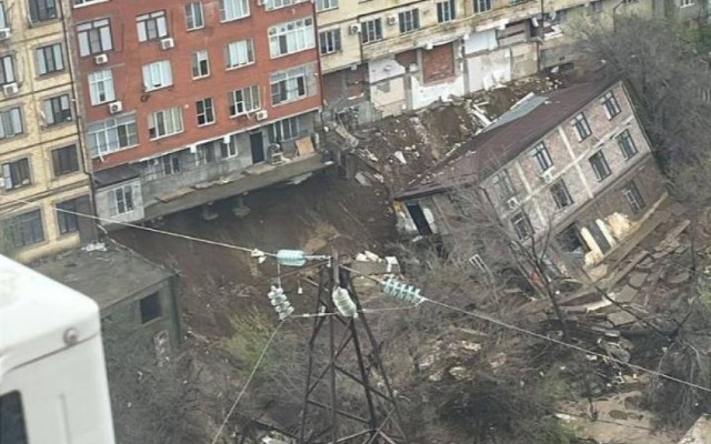 Sel binanı uçurdu - VİDEO