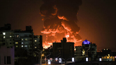 İraqda neft anbarları vuruldu