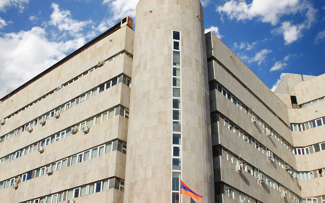 Ermənistanda nazirlikdə atışma - Yaralanan var