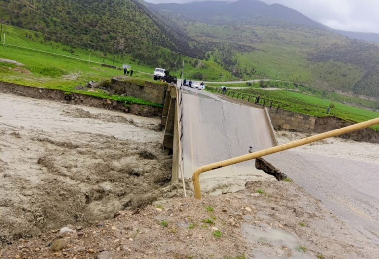 Bu çayın üzərindəki körpü uçdu