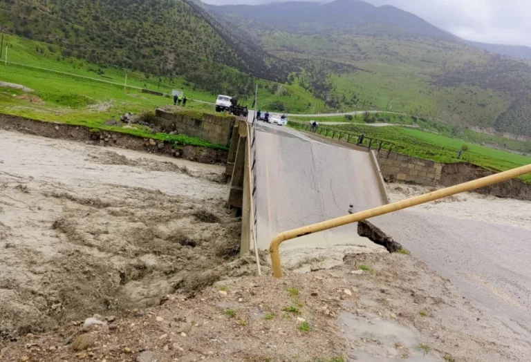 Bu çayın üzərindəki körpü uçdu
