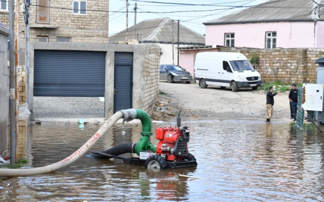 Bakının bu əraziləri yağış sulaırndan TƏMİZLƏNİR - VİDEO