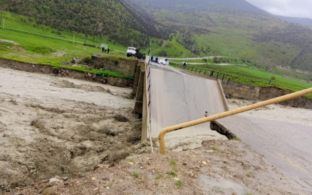 Sel Gilgilçay körpüsünü uçurdu, yol bağlandı