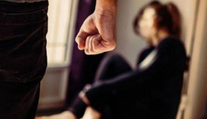 Araq verməyən anasını döydü