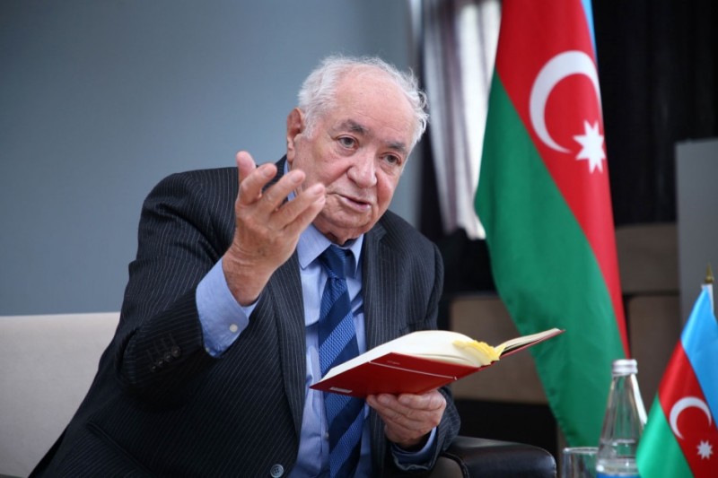 Vahid Əziz: “Məmur özünü üç manatlıq xoruz kimi dartıb qırağa çəksə, onu heç kəs saymayacaq”