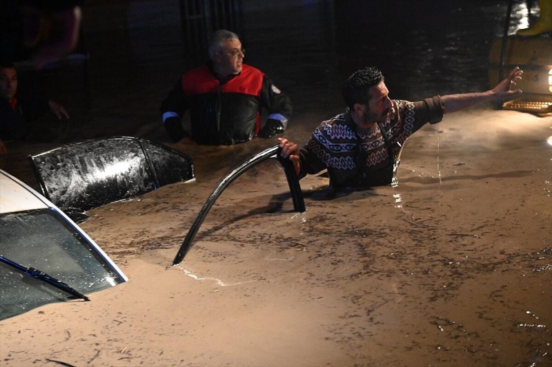 Türkiyədə güclü yağışdan sonra çay daşdı: ölənlər var