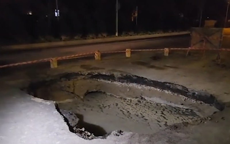 Çobanzadə küçəsində yol çökdü, böyük çuxur yarandı - VİDEO