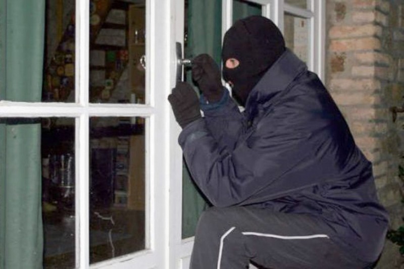 Evdən 9 min manat oğurlandı