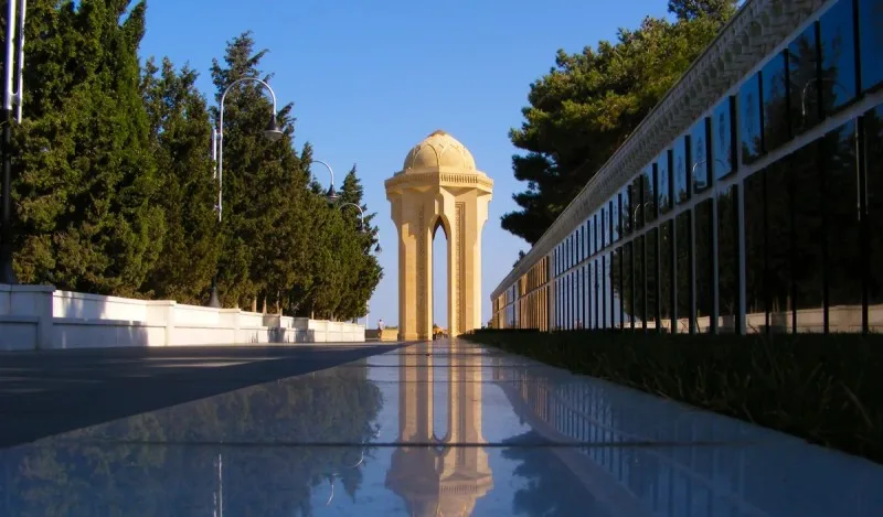 Qazaxıstan nümayəndə heyəti Şəhidlər xiyabanını və Zəfər parkını ziyarət edib