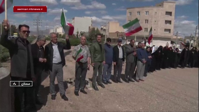 İranlılar elektrik stansiyalarının ətrafında... - İnsan zənciri