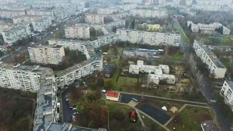 10 min insan bir dam altında yaşayır: Bir ucundan digərinə getmək 1 saat çəkir