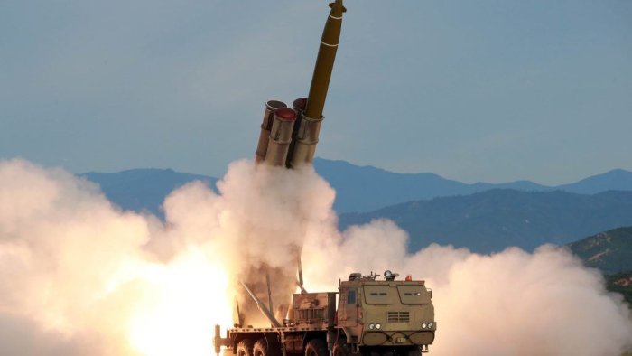 Şimali Koreya yeni silahlarını sınaqdan keçirdi