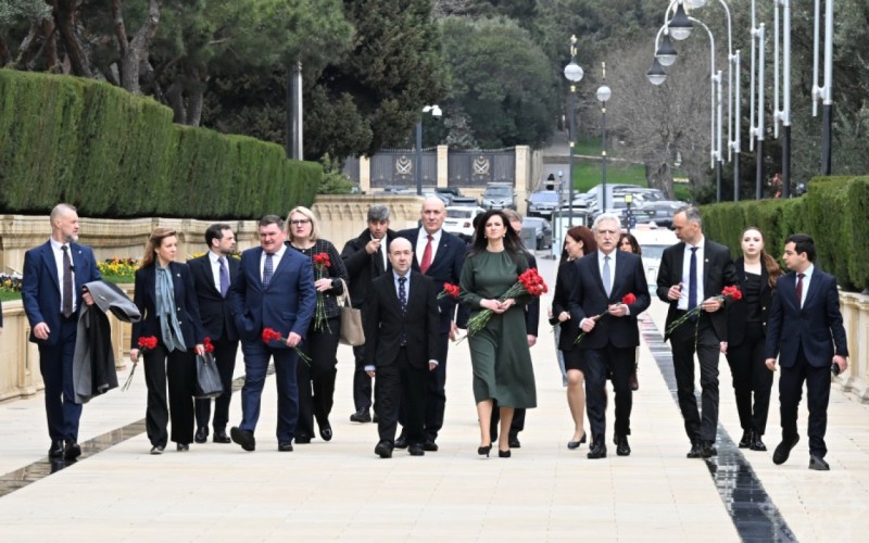 Litvanın Baş naziri şəhidlərin xatirəsini anıb - FOTOLAR