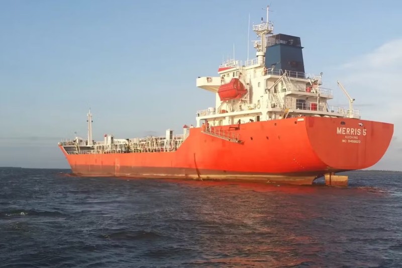 Atəşkəsdən bəri ilk neft tankeri Hörmüz boğazından keçdi