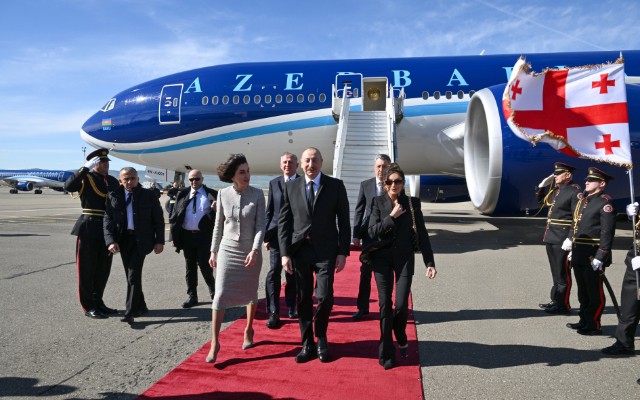 İlham Əliyevin Gürcüstanda qarşılanma mərasimindən eksklüziv kadrlar