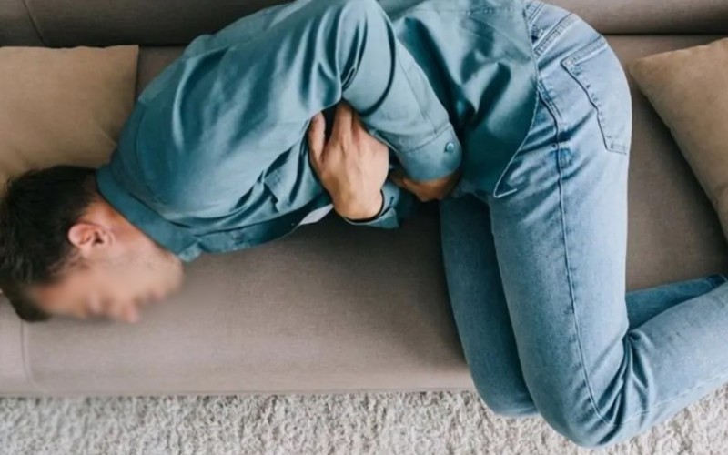 Qayınata kürəkəninin bağırsağını partlatdı