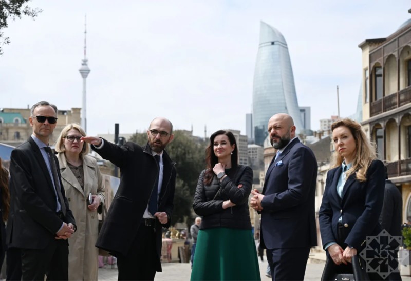 Litvanın Baş naziri İnqa Ruqiniene İçərişəhərlə tanış olub - FOTOLAR