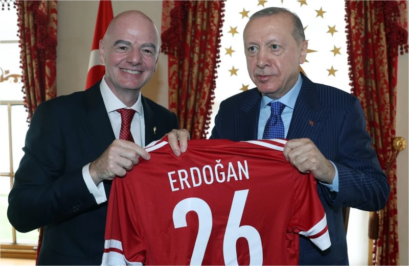 FIFA prezidentindən Ərdoğana JEST: top və forma hədiyyə etdi