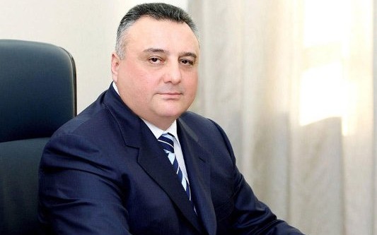 Eldar Mahmudovun oğlu üç ailəni evsiz qoymaq istəyir